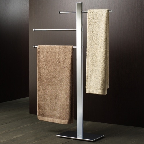 Porte serviettes fixé sur le meuble de salle de bain chromé